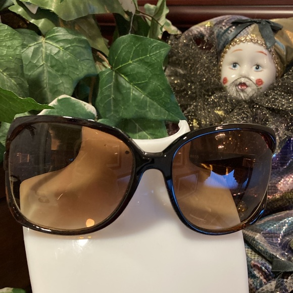 Tortoise Shell Tinted Plastic Sunglasses - Picture 5 of 11